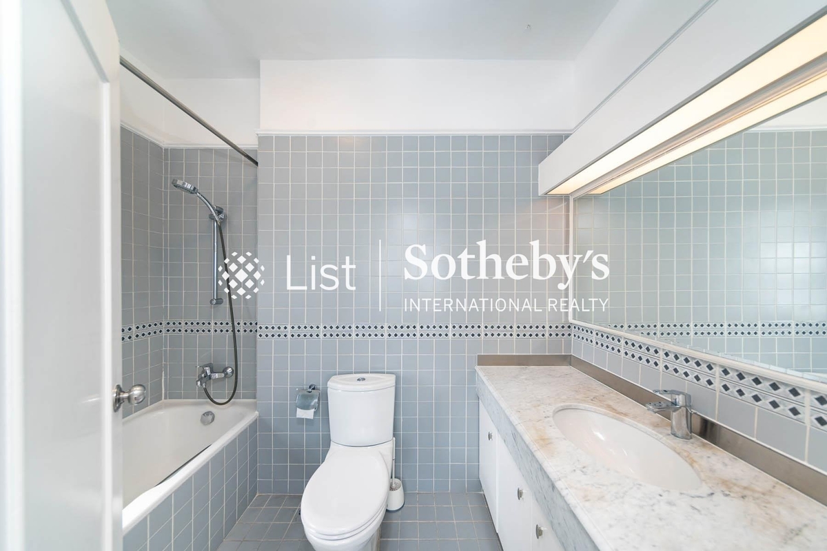 Magazine Heights 馬己仙大廈 | Master Bathroom