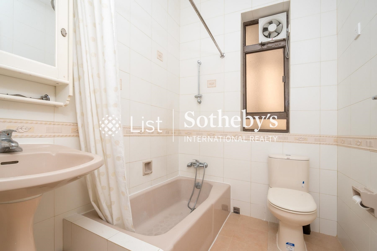 Shuk Yuen Building 菽園新臺 | Guest Bathroom