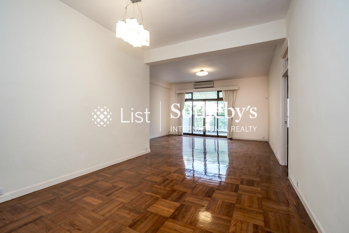 Shuk Yuen Building 菽園新臺 | Living and Dining Room