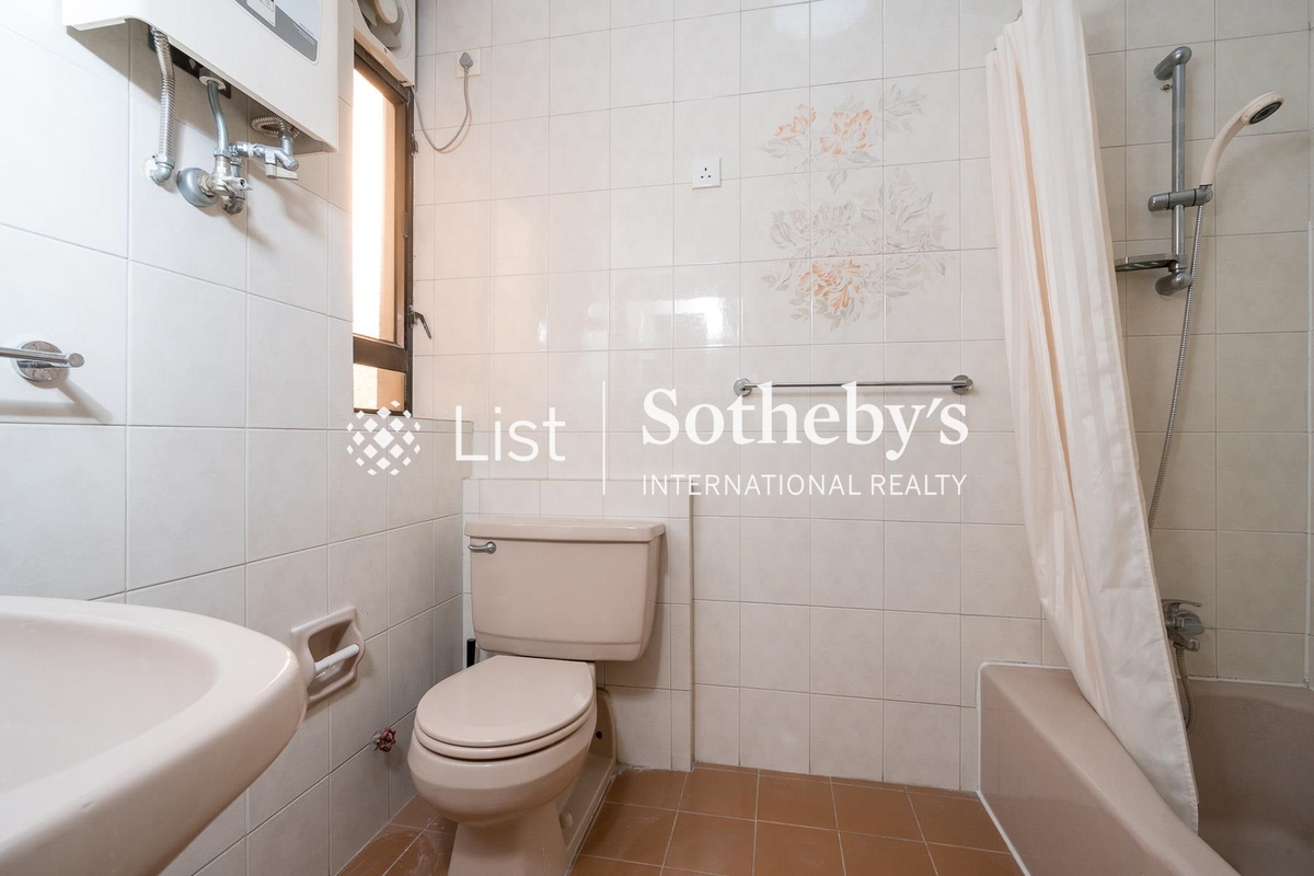 Shuk Yuen Building 菽園新臺 | Master Bathroom