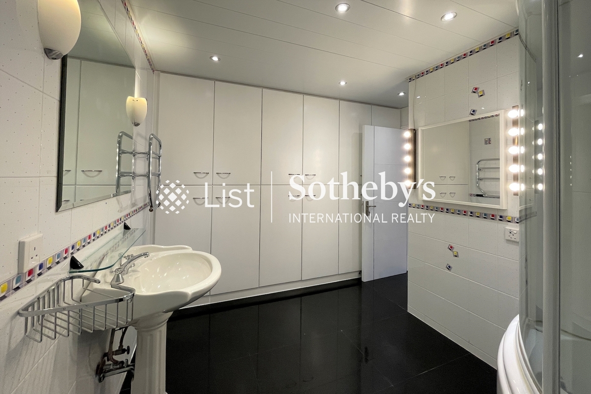 Shuk Yuen Building 菽園新臺 | Master Bathroom