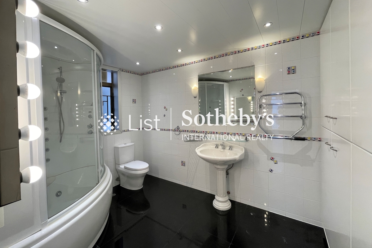 Shuk Yuen Building 菽園新臺 | Master Bathroom