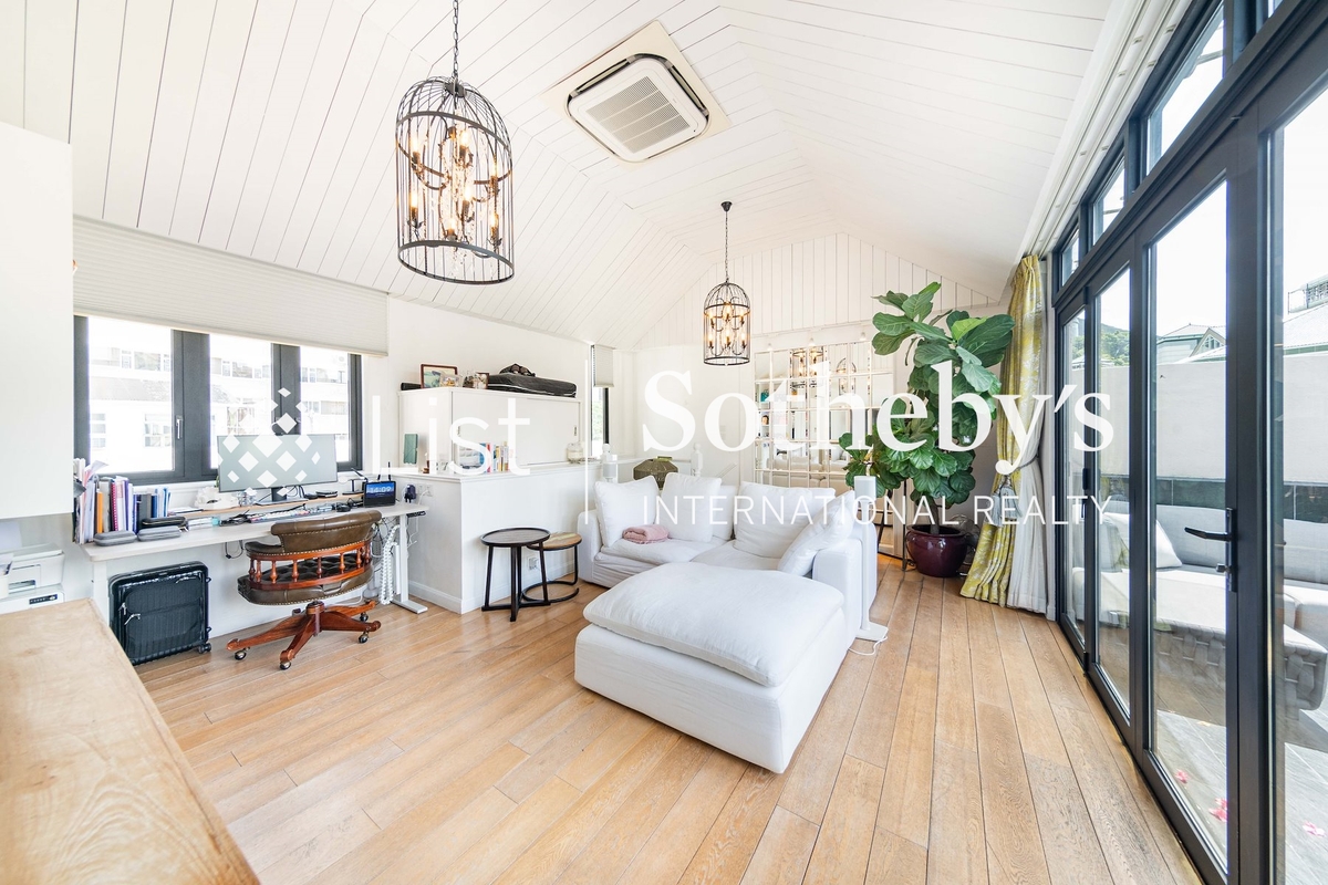 Shuk Yuen Building 菽園新臺 | Study room off Master Bedroom