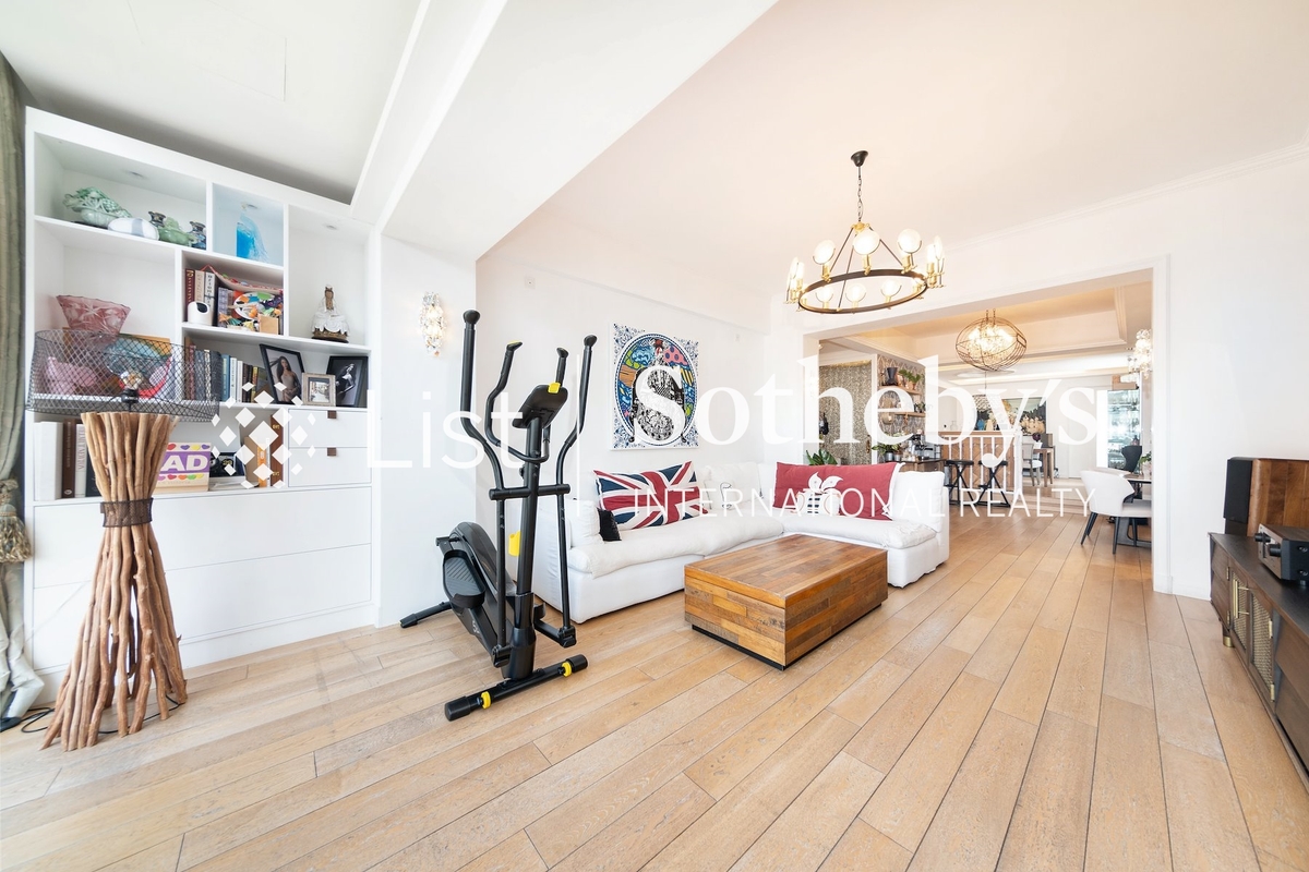 Shuk Yuen Building 菽園新臺 | Living and Dining Room