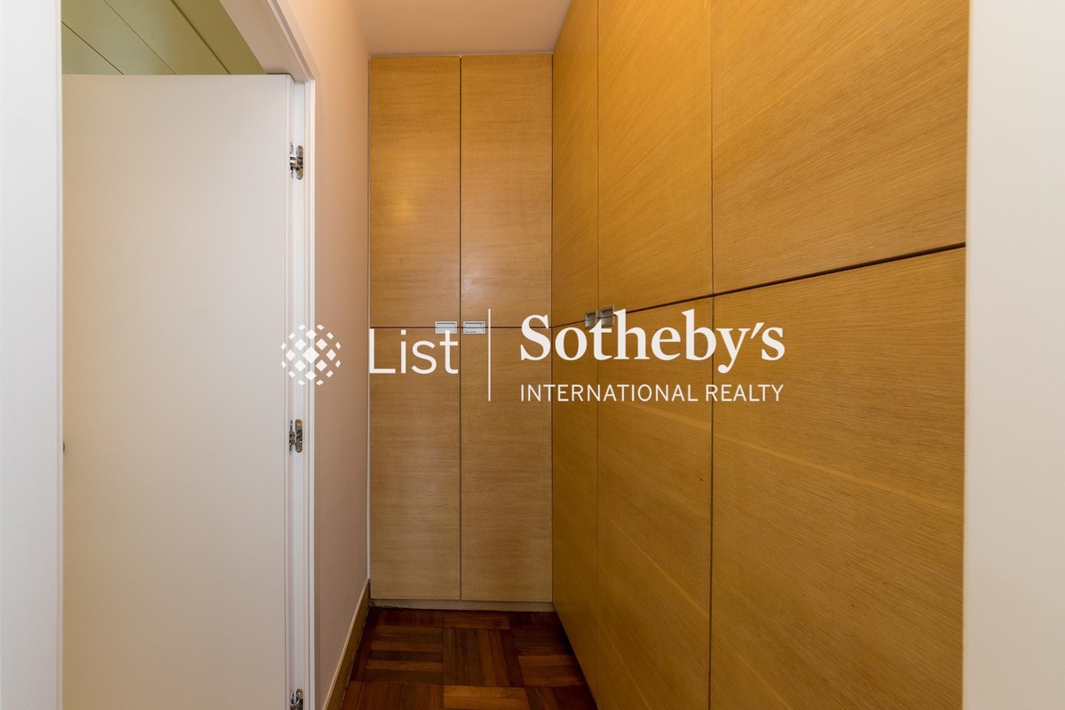 Repulse Bay Villa 淺水灣別墅 | Walk-in Closet in Master Bedroom