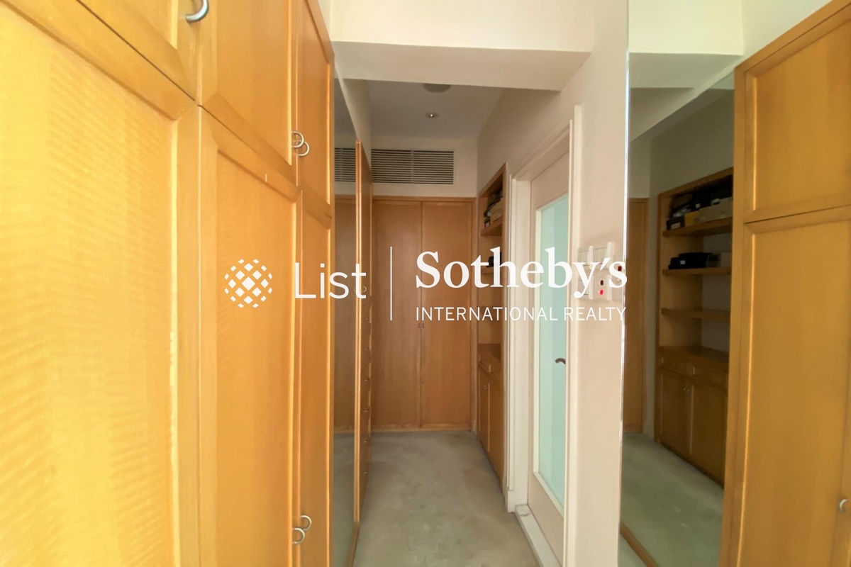 Woodbury Court 嘉林閣 | Walk-in Closet in Master Bedroom