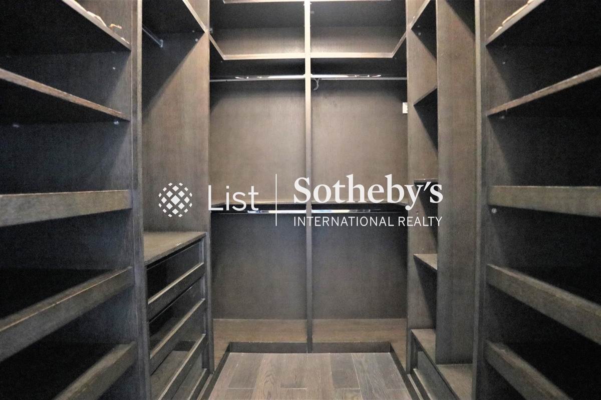 Woodbury Court 嘉林閣 | Walk-in Closet in Master Bedroom