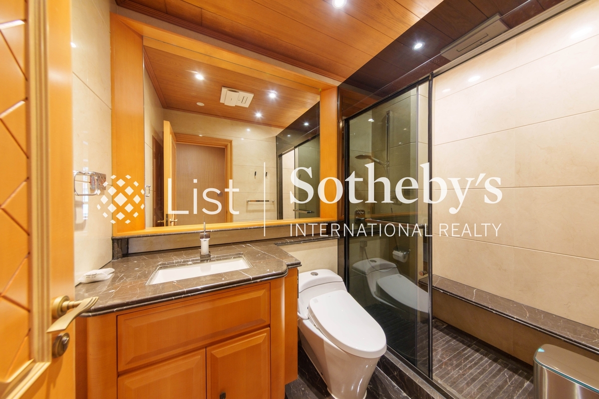 Regal Crest 薈萃苑 | Guest Bathroom