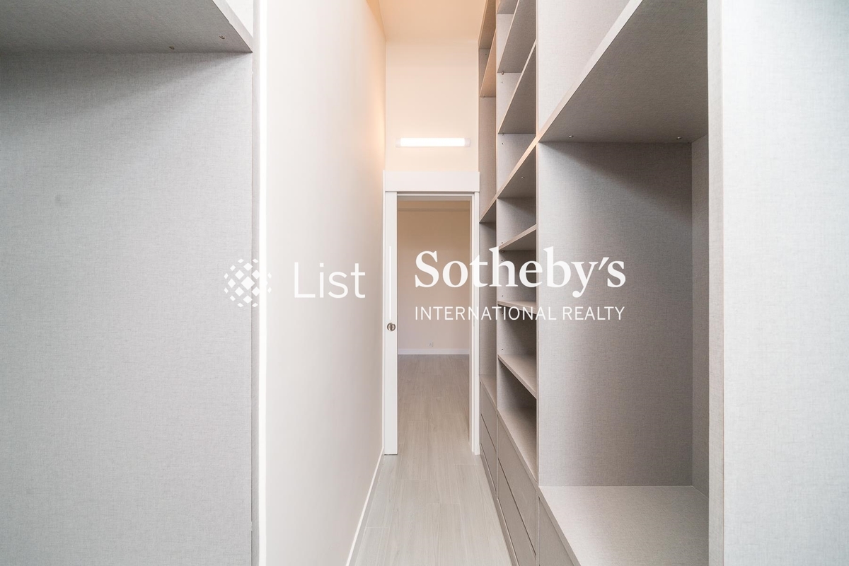 No. 88A-88B Pok Fu Lam Road 薄扶林道88A-88B號 | Walk-in Closet in Master Bedroom