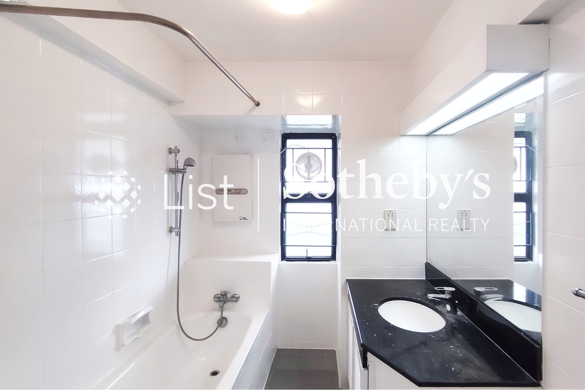 Old Peak Mansion Old Peak Mansion | Second Bathroom