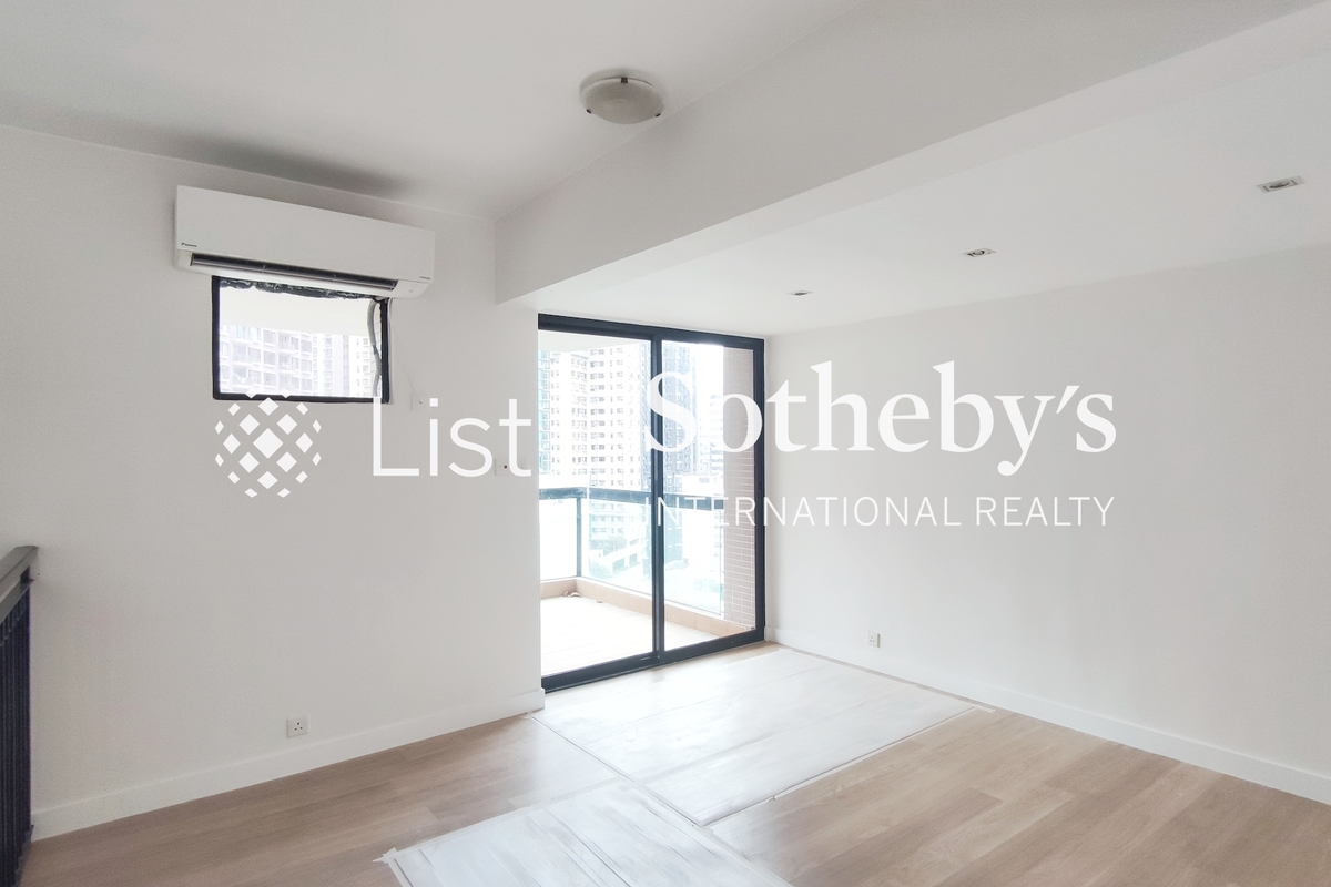 Old Peak Mansion Old Peak Mansion | Living and Dining Room