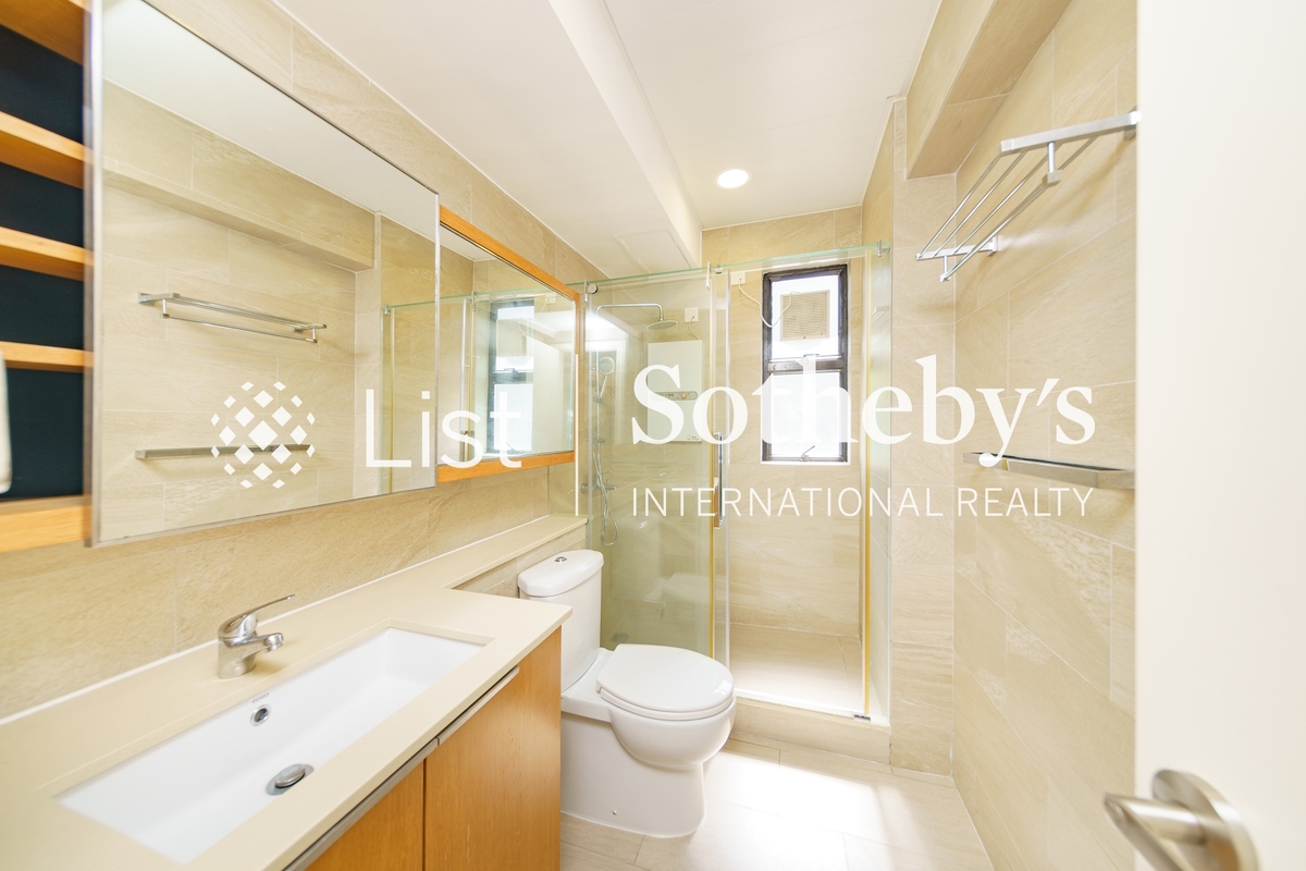 Old Peak Mansion Old Peak Mansion | Guest Bathroom