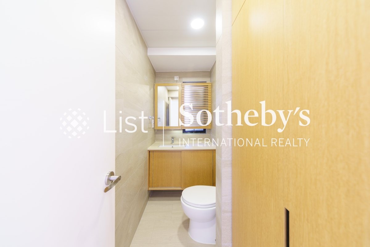 Old Peak Mansion Old Peak Mansion | Guest Powder Room