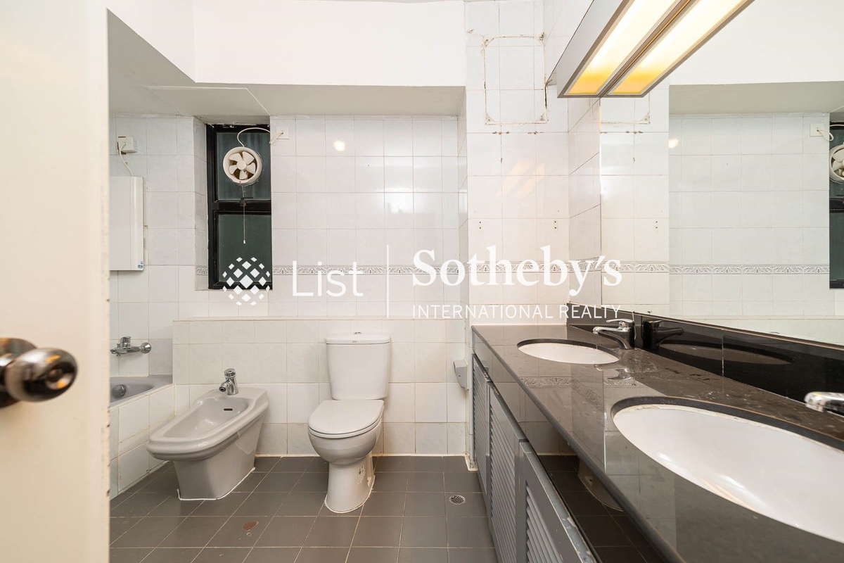 Old Peak Mansion Old Peak Mansion | Master Bathroom