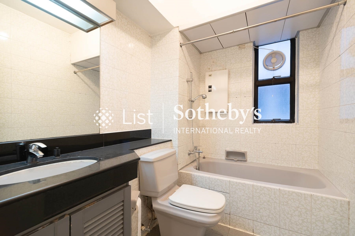 Old Peak Mansion Old Peak Mansion | Guest Bathroom