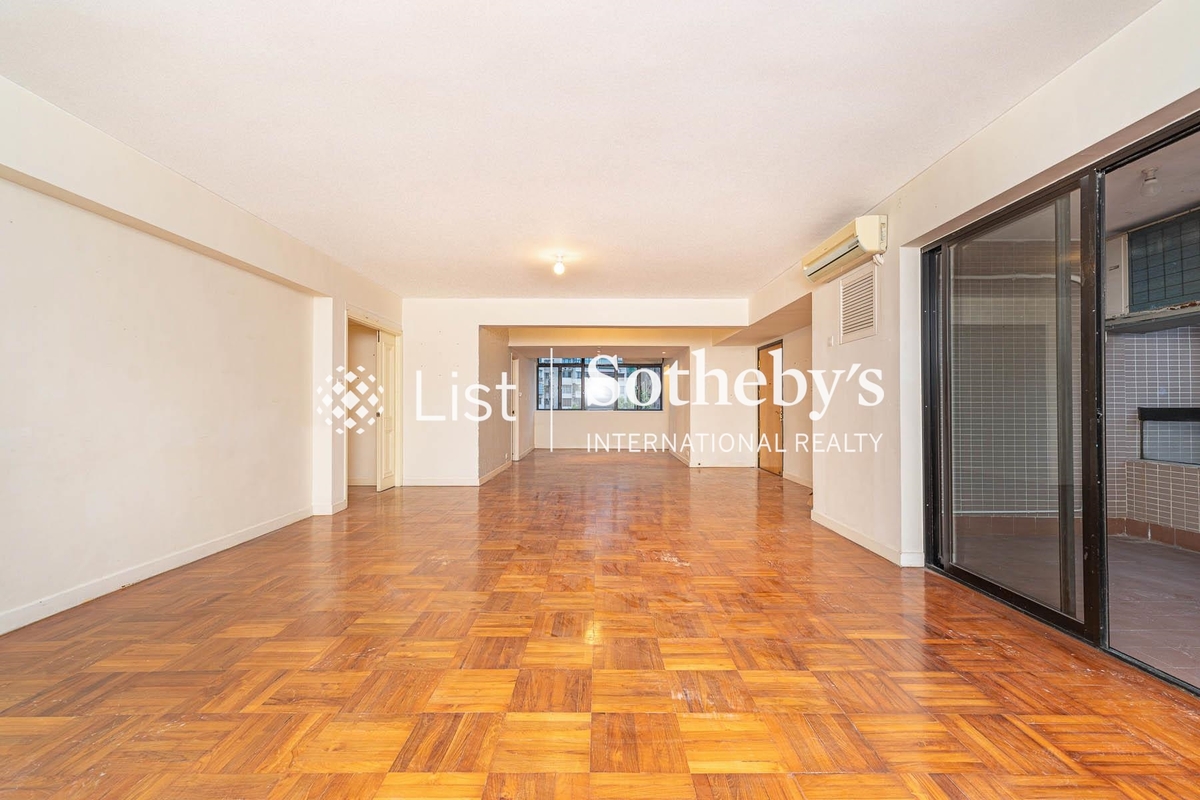 Old Peak Mansion Old Peak Mansion | Living and Dining Room