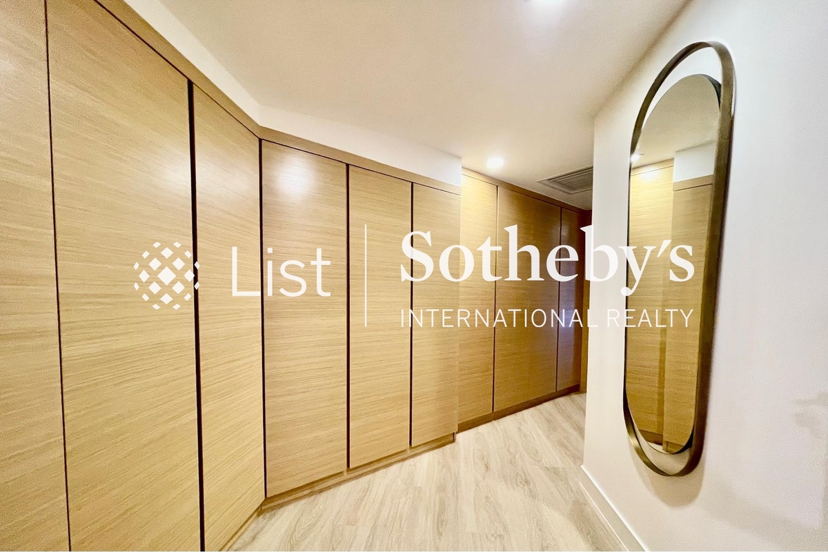 Henredon Court 恒安閣 | Walk-in Closet in Master Bedroom 