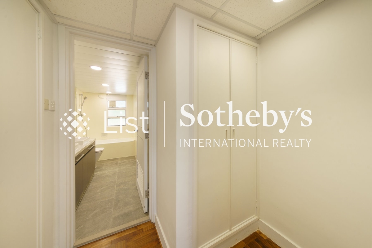 Provident Villas 富麗苑 | Walk-in Closet in Master Bedroom 