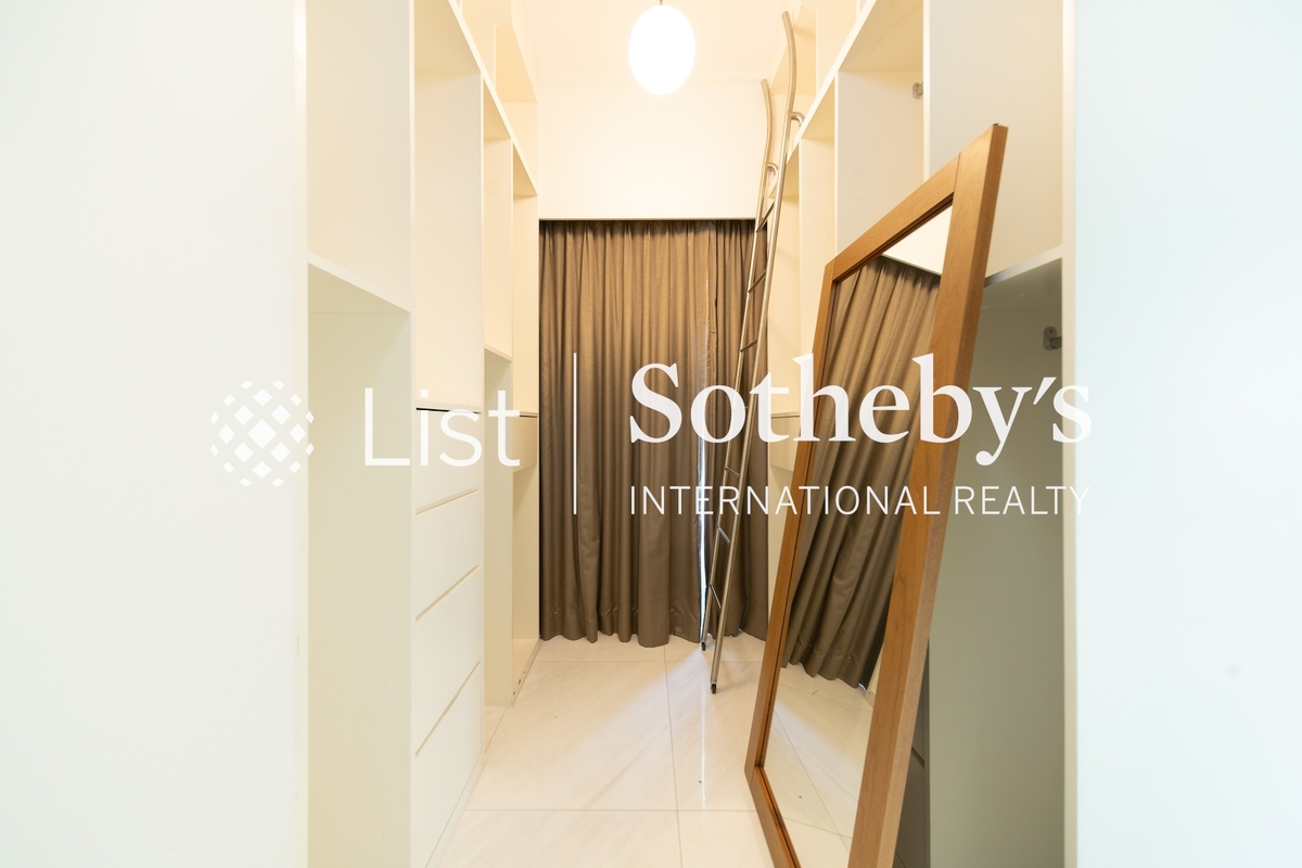 Floral Villas 早禾居 | Walk-in Closet in Master Bedroom 