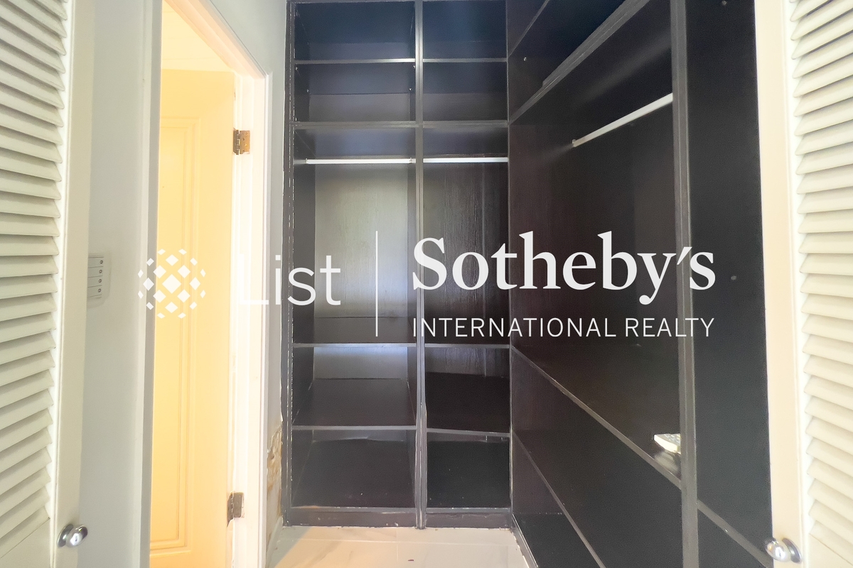 Floral Villas 早禾居 | Walk-in Closet in Master Bedroom 