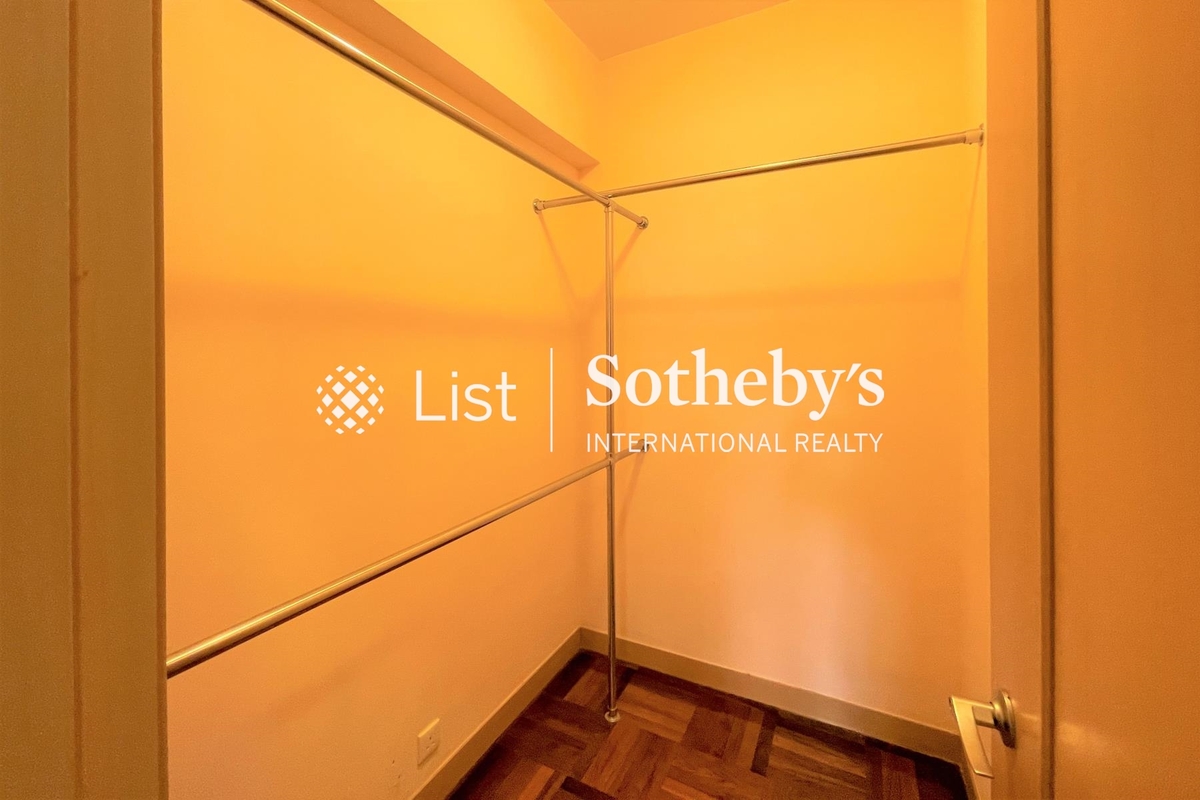 Wah Chi Mansion 華芝大廈 | Walk-in Closet in Master Bedroom