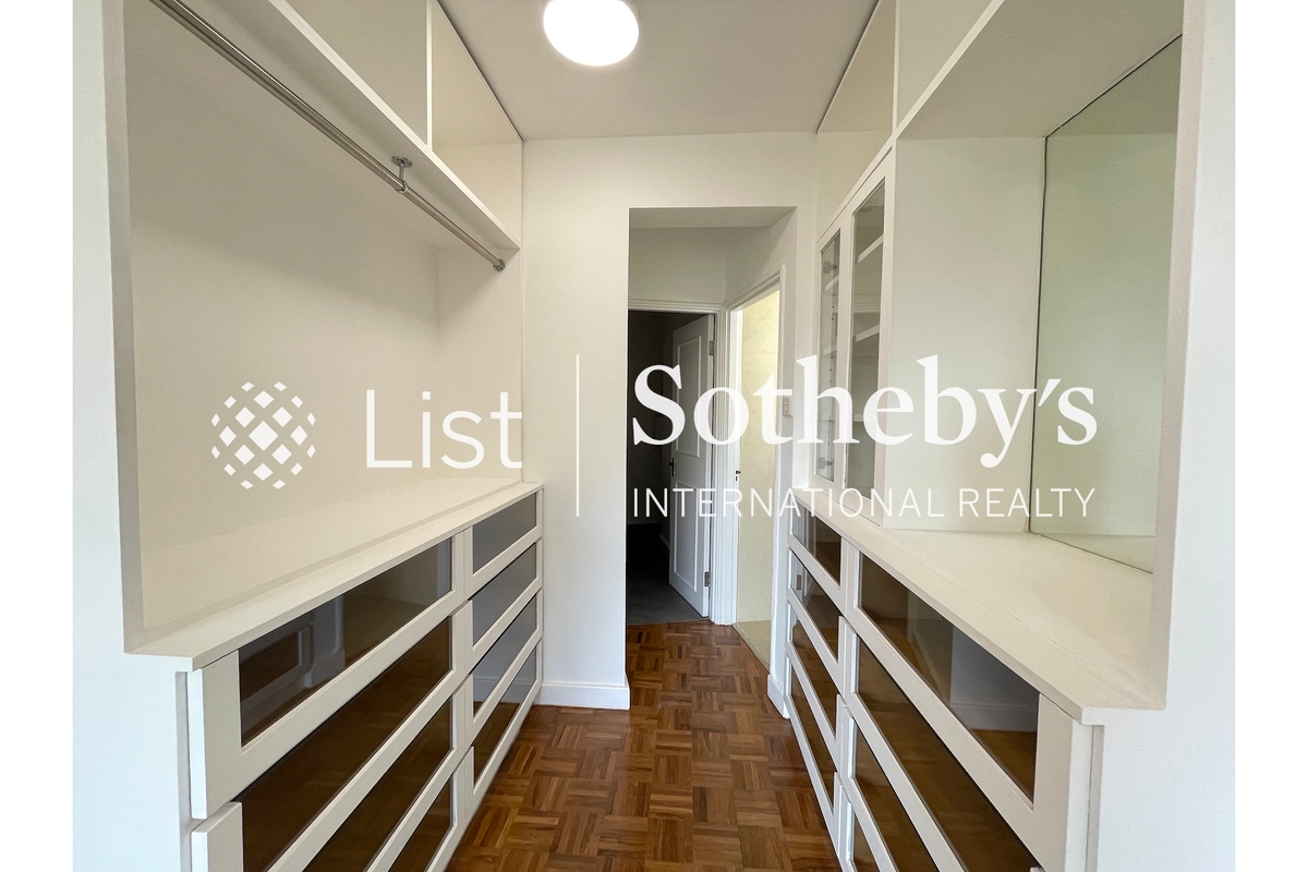 Middleton Towers 明德邨 | Walk-in Closet in Master Bedroom 