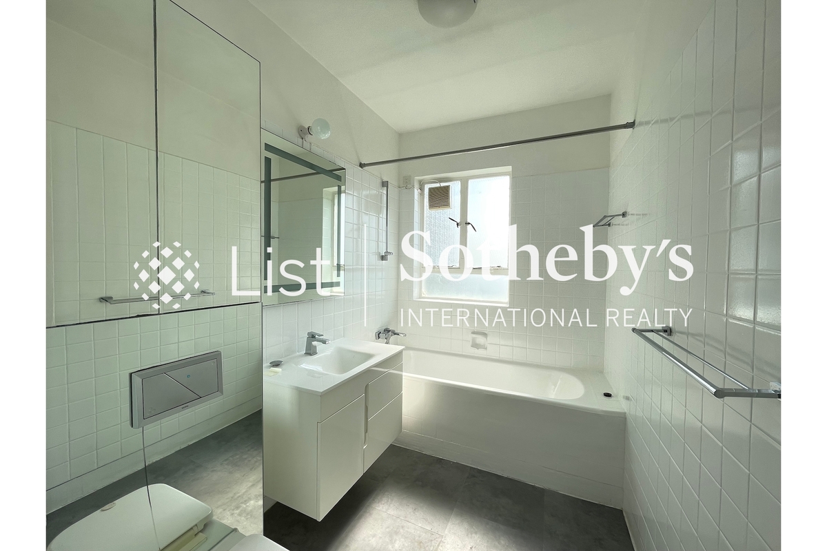 Middleton Towers 明德邨 | Master Bathroom