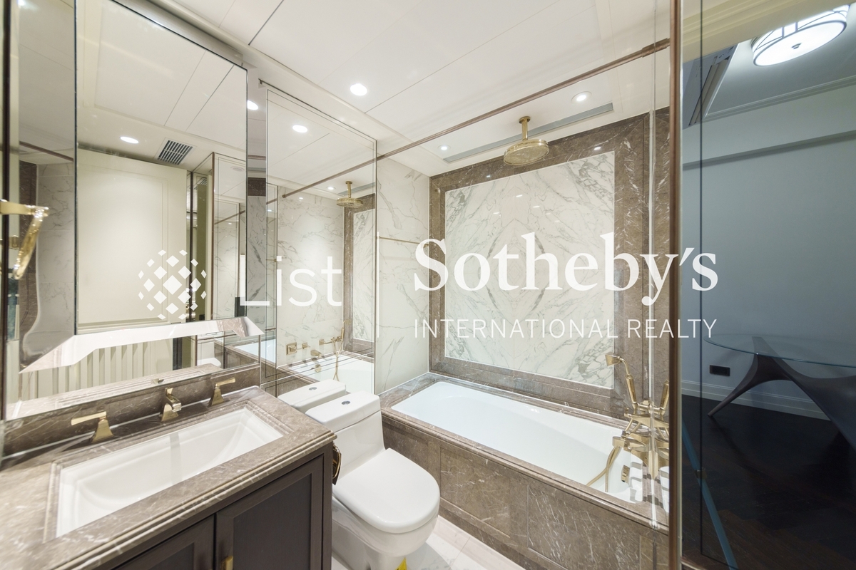 Castle One By V Castle One By V | Guest Bathroom