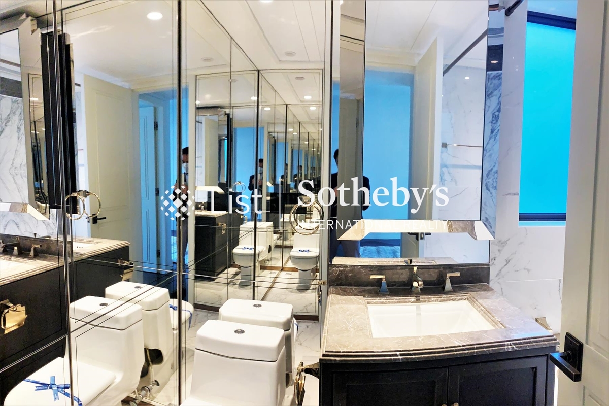 Castle One By V Castle One By V | Guest Bathroom