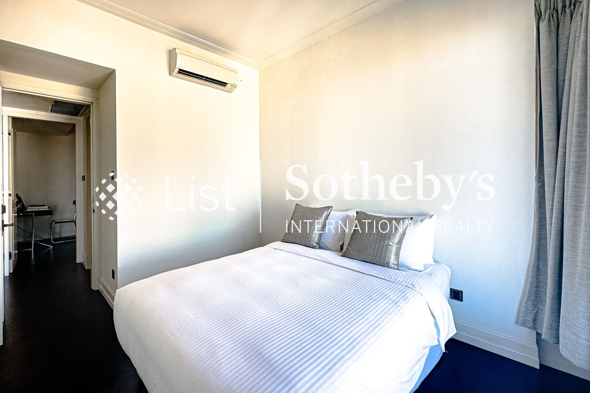 Castle One By V Castle One By V | Master Bathroom