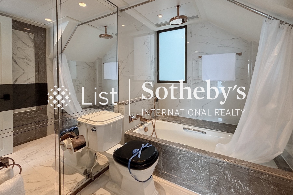 Castle One By V Castle One By V | Guest Bathroom