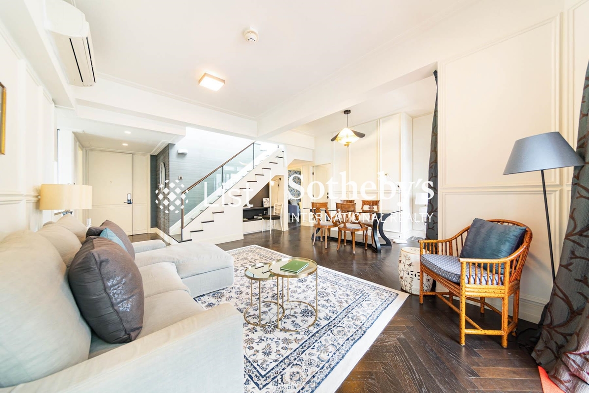 Castle One By V Castle One By V | Living and Dining Room