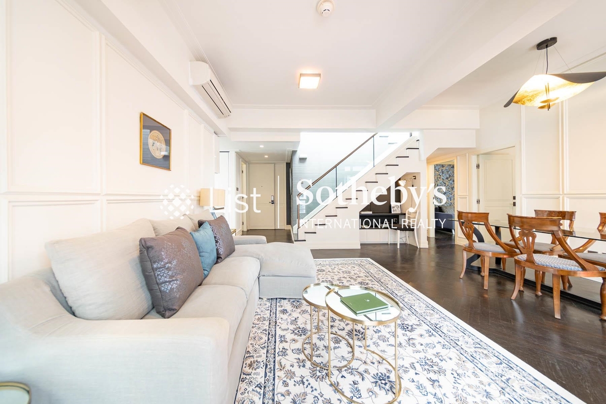 Castle One By V Castle One By V | Living and Dining Room