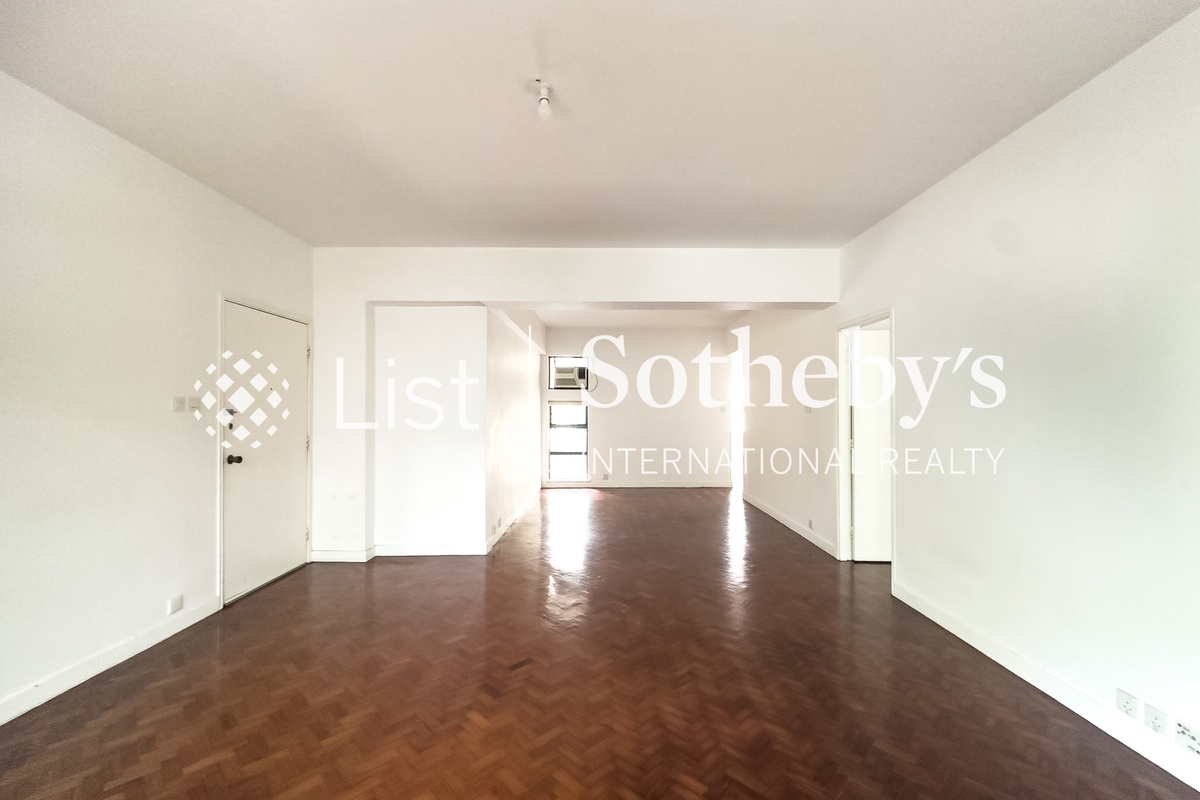 Hecny Court Hecny Court | Living and Dining Room