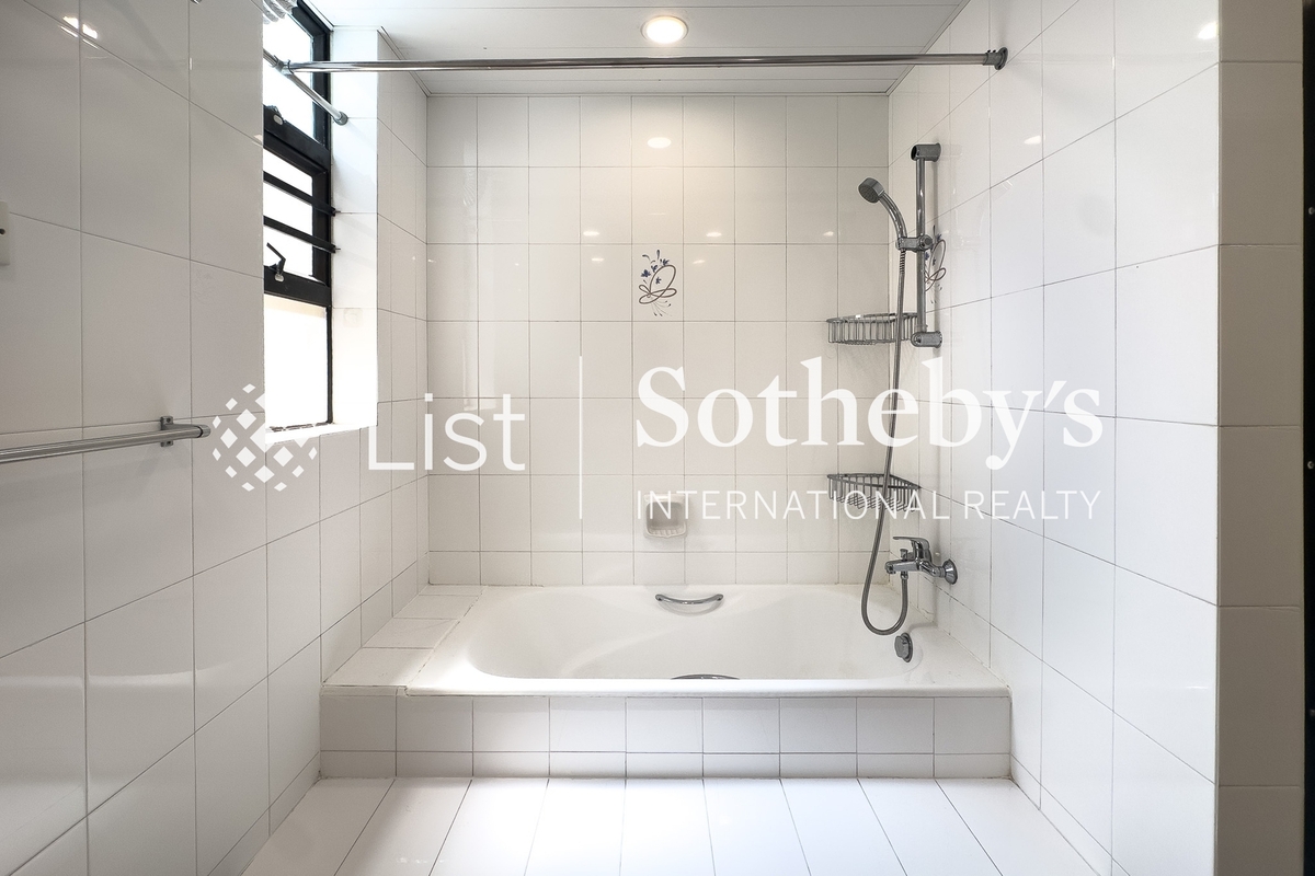 Hecny Court Hecny Court | Master Bathroom