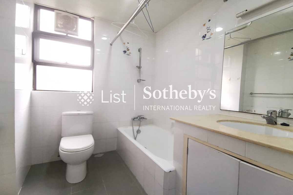 Hecny Court Hecny Court | Guest Bathroom