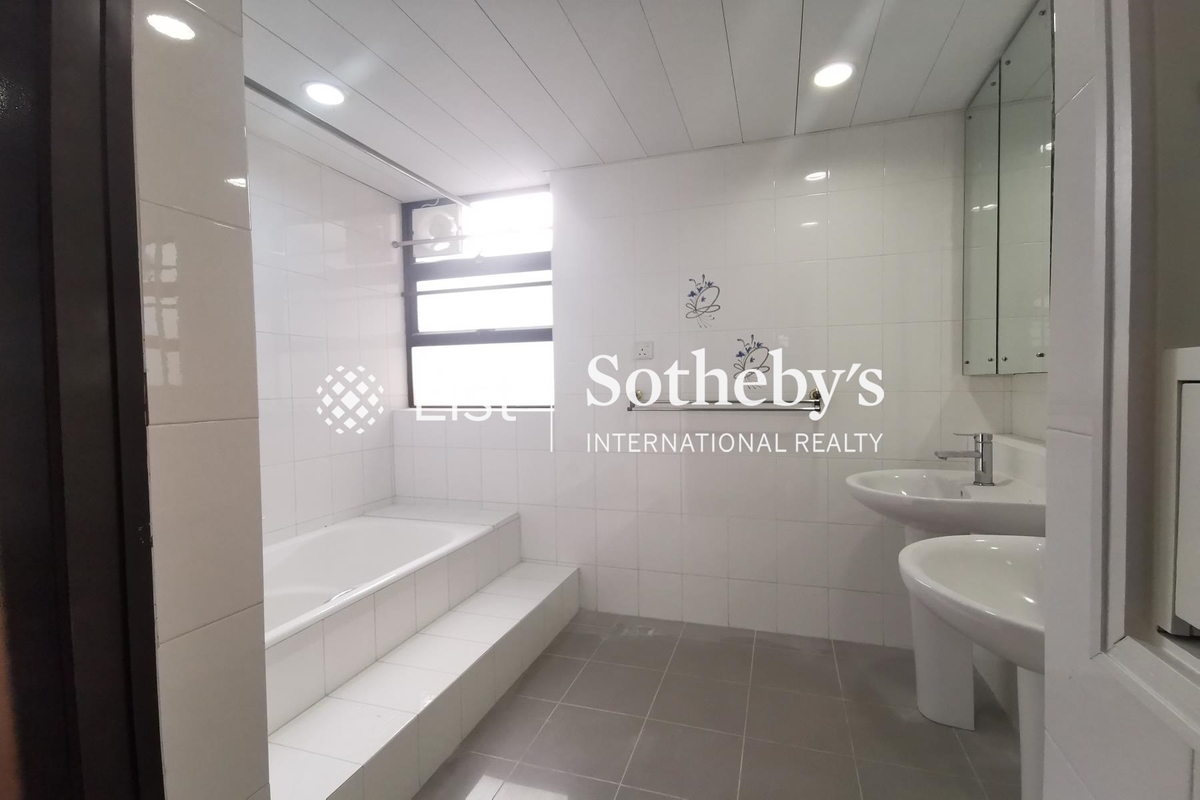 Hecny Court Hecny Court | Master Bathroom