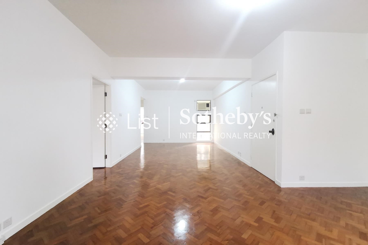 Hecny Court Hecny Court | Living and Dining Room