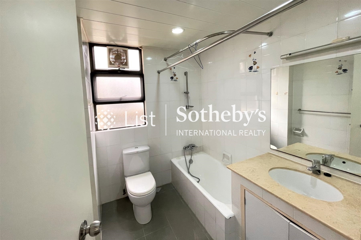 Hecny Court Hecny Court | Guest Bathroom