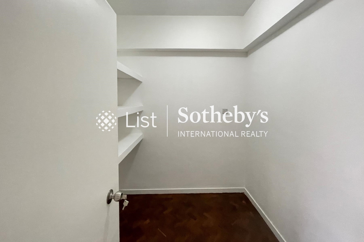 Hecny Court Hecny Court | Walk-in Closet in Master Bedroom