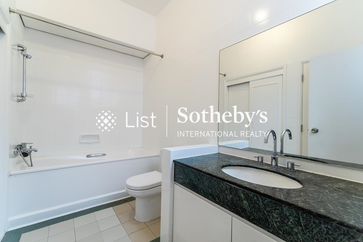 Tam Gardens 譚亦衡樓 | Guest Bathroom