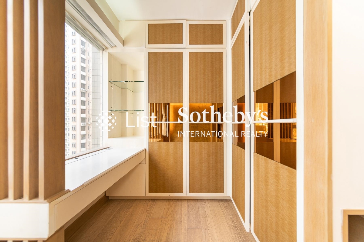 Right Mansion 利德大廈 | Walk-in Closet in Master Bedroom