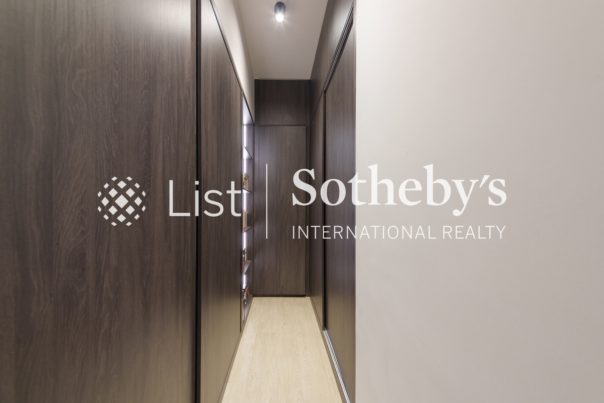 Manly Mansion 文麗苑 | Walk-in Closet in Master Bedroom 
