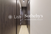 Manly Mansion 文麗苑 | Walk-in Closet in Master Bedroom 