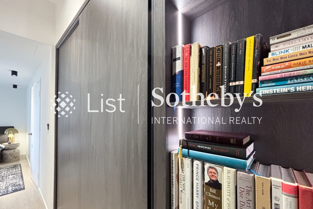 Manly Mansion 文麗苑 | Walk-in Closet in Master Bedroom 