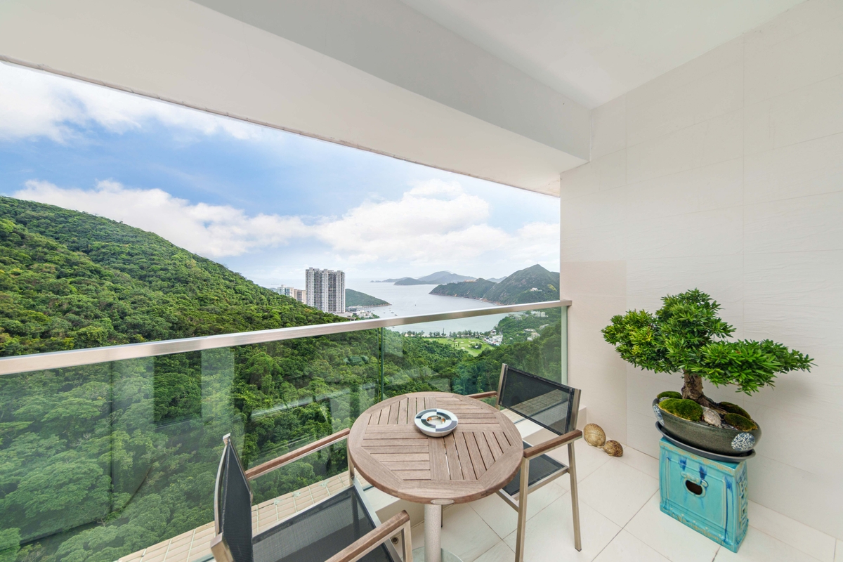 Sea Cliff Mansions 海峰園 | Balcony off Living and Dining Room