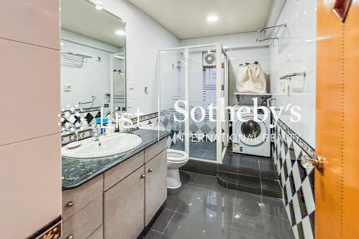 Hong Kong Garden 香港花園 | Guest Bathroom
