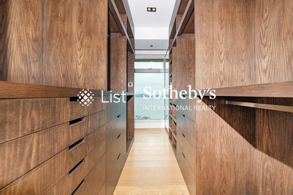 Villas Sorrento 御海园 | Walk-in Closet in Master Bedroom