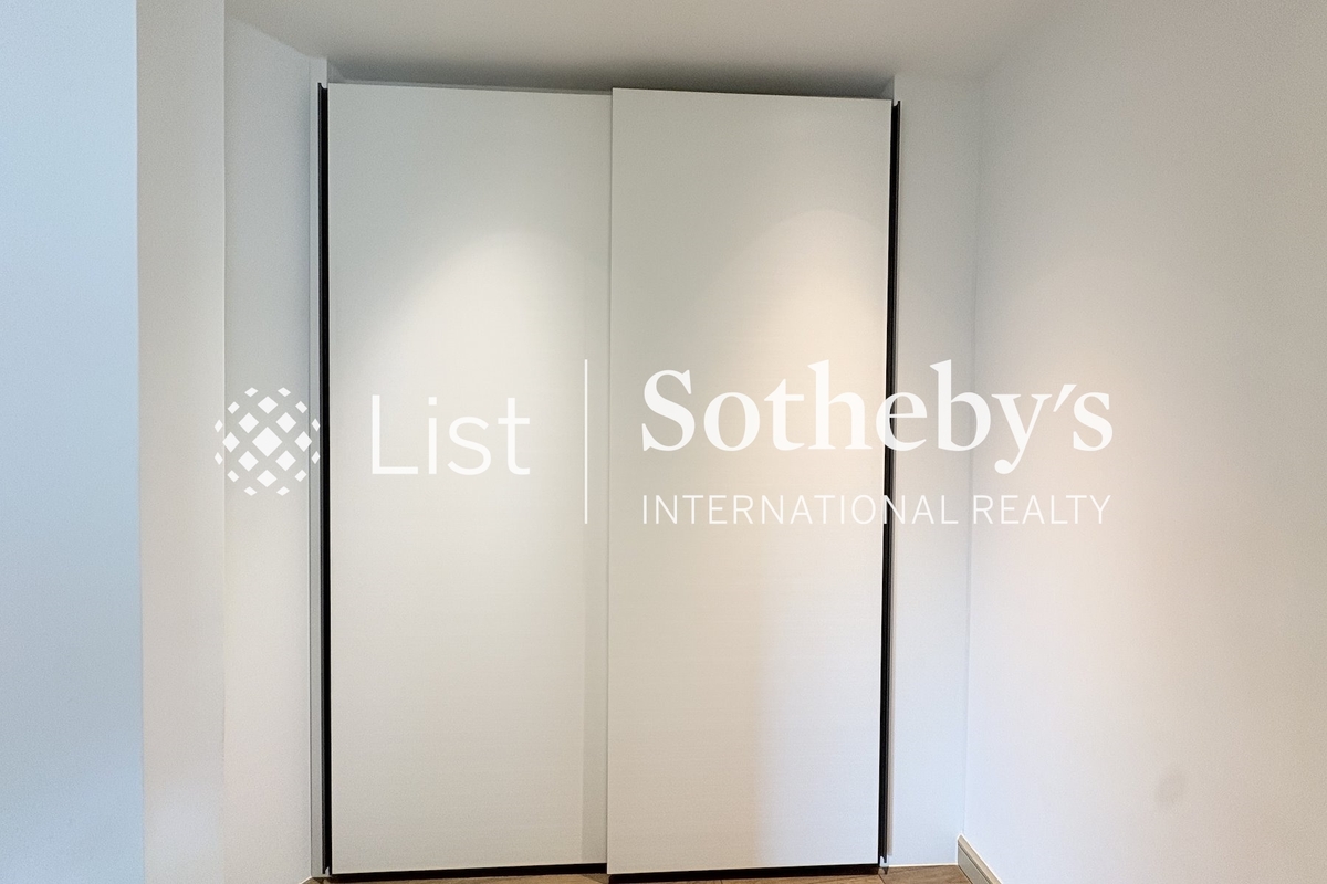 3 Macdonnell Road 麥當勞道3號 | Walk-in Closet in Master Bedroom 