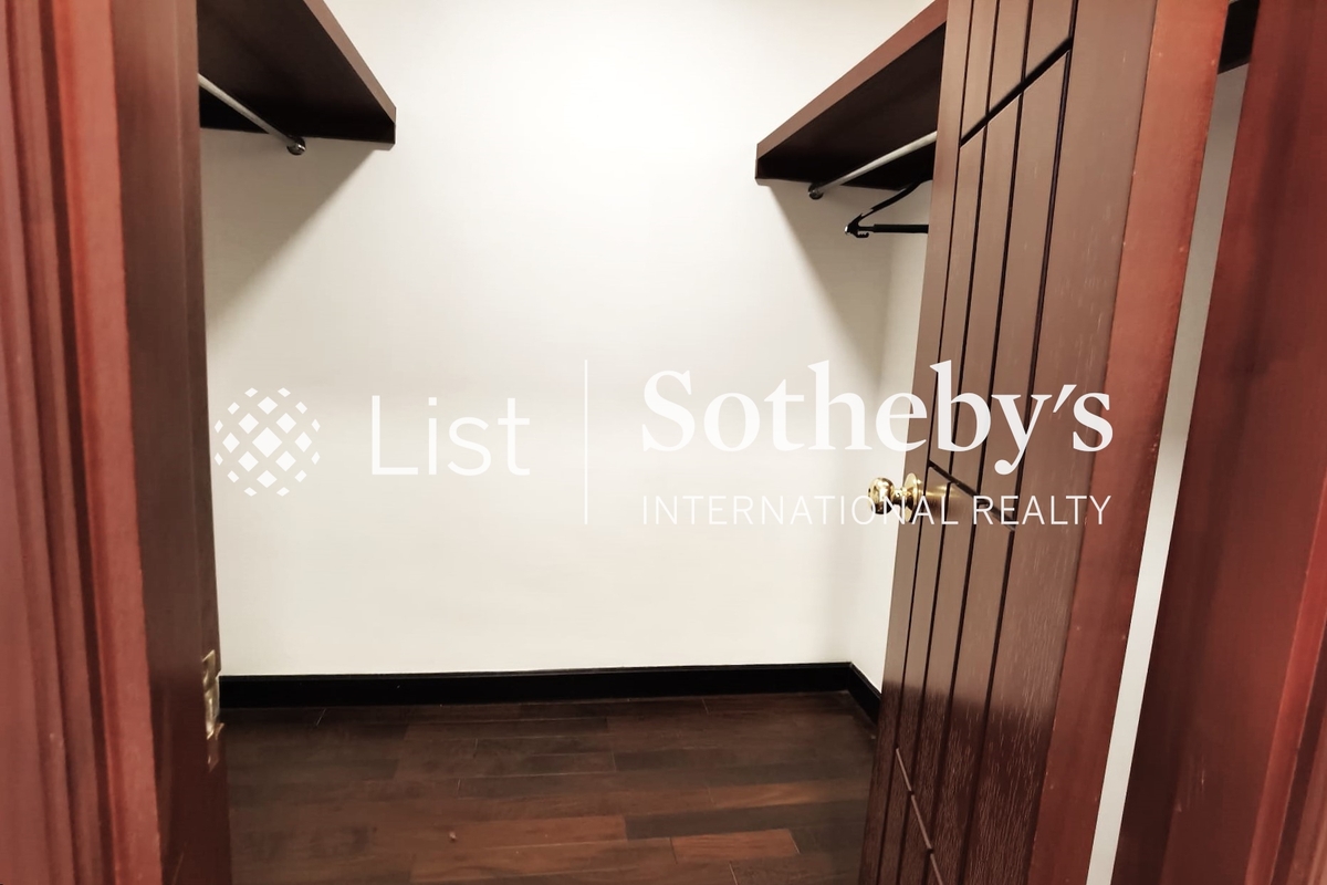 98 Repulse Bay Road 浅水湾道98号 | Walk-in Closet in Master Bedroom 